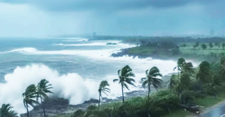 বঙ্গোপসাগরে ঘূর্ণিঝড় ‘ডিটওয়াহ’: চার সমুদ্রবন্দরে হুঁশিয়ারি সংকেত