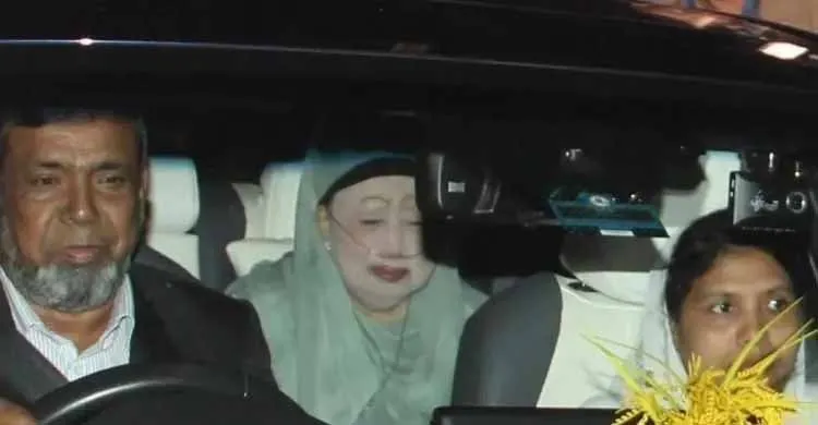 খালেদা জিয়াকে লন্ডনে নিতে চিকিৎসকদের 'গ্রিন সিগনাল' এর অপেক্ষা