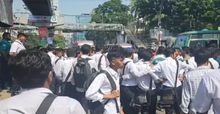 সায়েন্সল্যাব মোড় অবরোধ করছে ঢাকা কলেজের শিক্ষার্থীরা