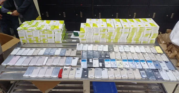 হযরত শাহজালাল বিমানবন্দরে ৪ যাত্রীর কাছ থেকে ১০২টি মোবাইল ফোন উদ্ধার