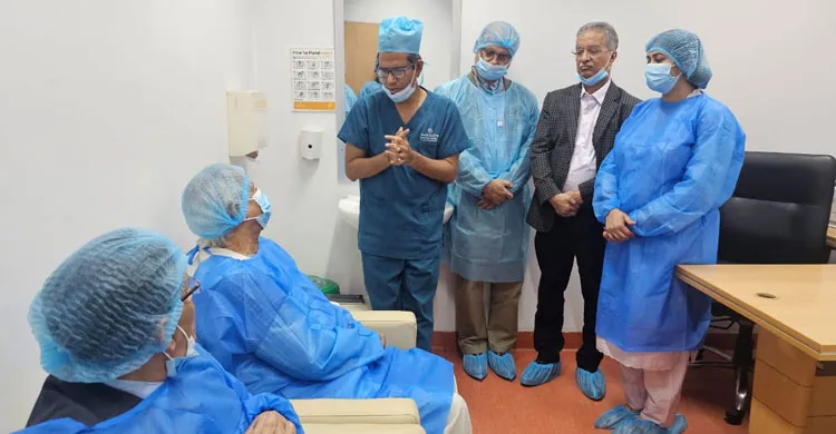 খালেদা জিয়াকে দেখতে এভারকেয়ার হাসপাতালে গেলেন প্রধান উপদেষ্টা