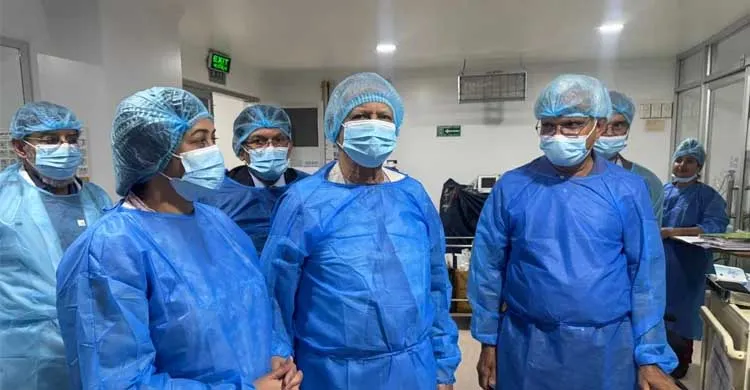 খালেদা জিয়ার স্বাস্থ্যের খোঁজ নিতে হাসপাতালে প্রধান উপদেষ্টা