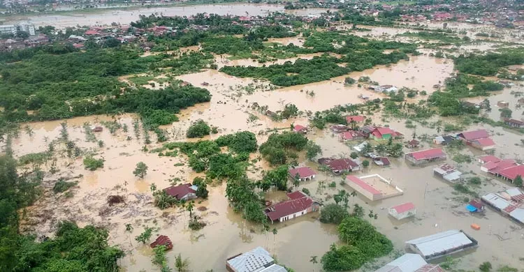 ইন্দোনেশিয়ায় ঘূর্ণিঝড়-বন্যা-ভূমিধসে মৃত্যু ৯১৬, নিখোঁজ ২৭৪