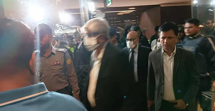 পুলিশি নিরাপত্তায় সচিবালয় ছাড়লেন অর্থ উপদেষ্টা