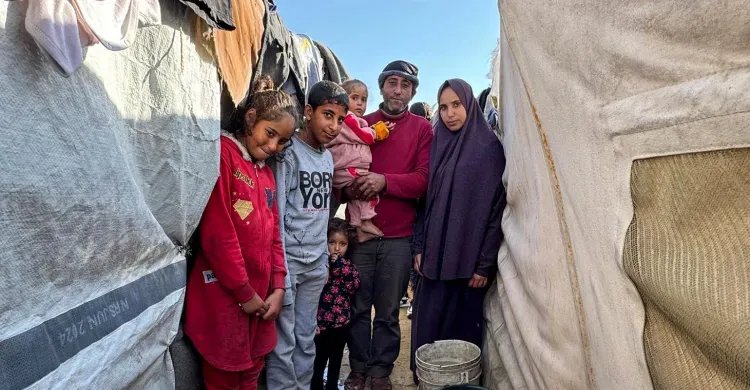 রাতভর ঝড়-বৃষ্টিতে চরম দুর্ভোগে গাজার মানুষ