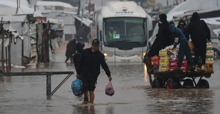 ঝড়-বৃষ্টিতে গাজায় মানবিক বিপর্যয়, ৮ মাসের শিশুর মৃত্যু