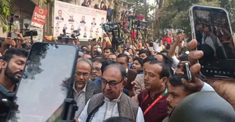 হাদি গুলিবিদ্ধ: ঢামেকে তোপের মুখে মির্জা আব্বাস