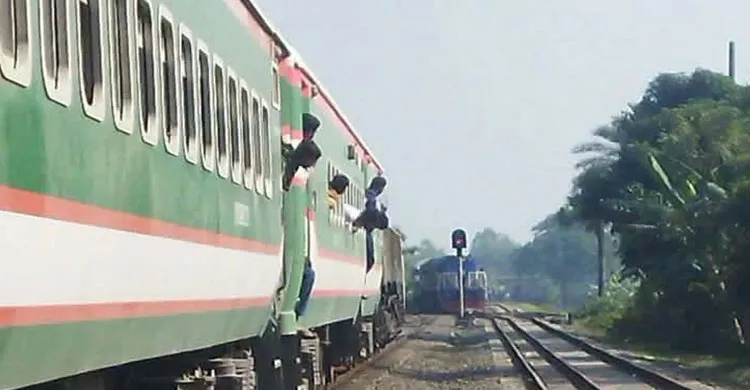ঈশ্বরদীতে অল্পের জন্য বড় দুর্ঘটনা থেকে রক্ষা পেল দুই আন্তঃনগর ট্রেন