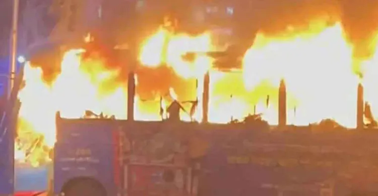 ঢাকার বাড্ডায় চলন্ত বাসে আগুন