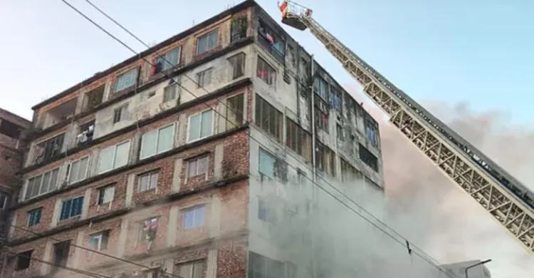 কেরানীগঞ্জে বহুতল ভবনে আগুন, নিয়ন্ত্রণে ১৪ ইউনিট