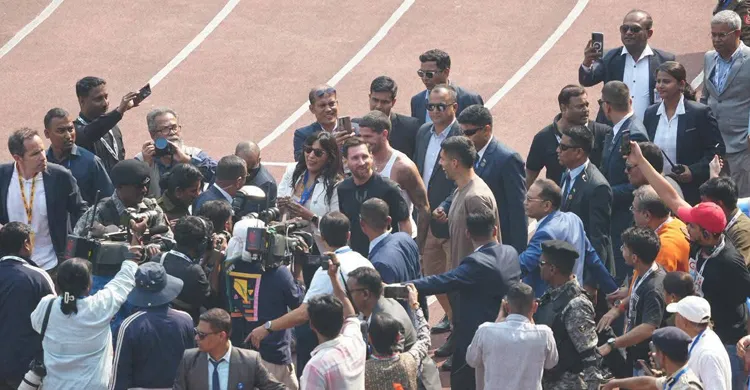 ১০ মিনিটও মাঠে থাকলেন না মেসি, ভাঙচুর চালালেন কলকাতার ক্ষুব্ধ সমর্থকরা