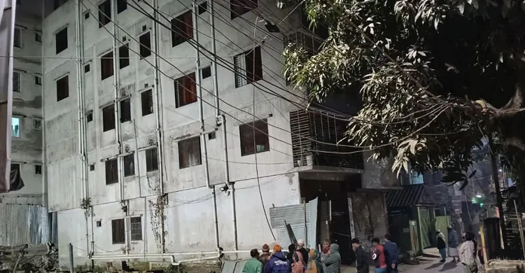 ময়মনসিংহে পাঁচতলা ভবন হেলে পড়ায় আতঙ্ক, বাসিন্দারা সরিয়ে নেওয়া হলো