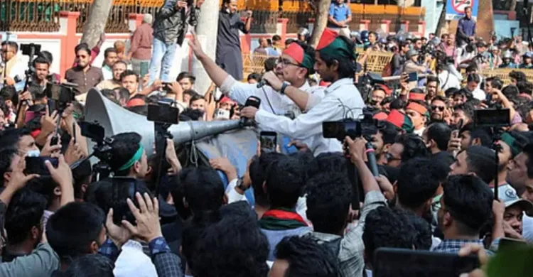 ডাকসুর স্বরাষ্ট্র উপদেষ্টার কার্যালয় ঘেরাও কর্মসূচি পুলিশের বাধার মুখে