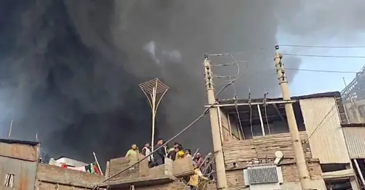 রাজধানীর লালবাগে প্লাস্টিক গোডাউনে আগুন