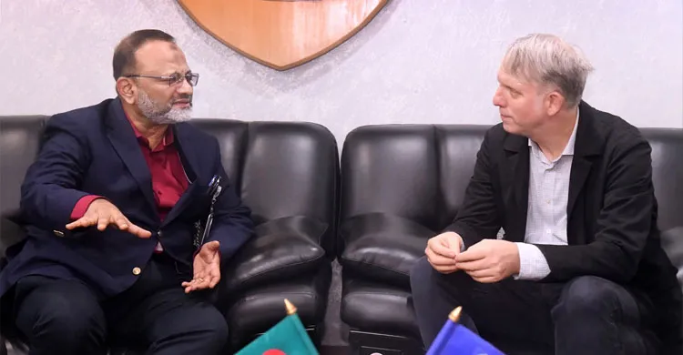 ঢাবি উপাচার্যের সঙ্গে অস্ট্রেলিয়ার সেন্ট্রাল কুইন্সল্যান্ড বিশ্ববিদ্যালয়ের অধ্যাপকের সাক্ষাৎ