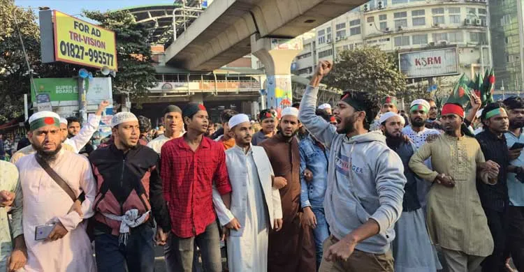 হাদির মৃত্যুর প্রতিবাদে শাহবাগে জড়ো হচ্ছে ছাত্র-জনতা, মুখে উত্তপ্ত স্লোগান