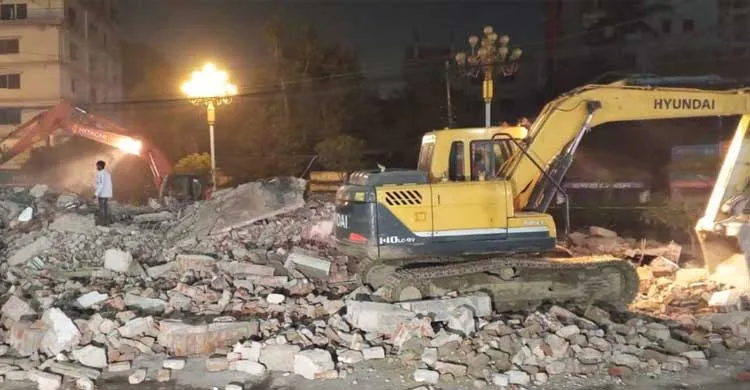 রাজশাহীতে বুলডোজার দিয়ে গুঁড়িয়ে দেওয়া হলো আওয়ামী লীগের কার্যালয়