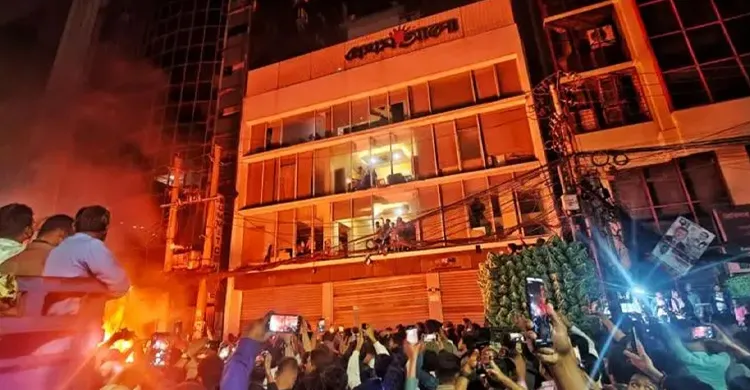 হামলা ও অগ্নিসংযোগের ঘটনায় বন্ধ প্রথম আলো ও দ্য ডেইলি স্টার