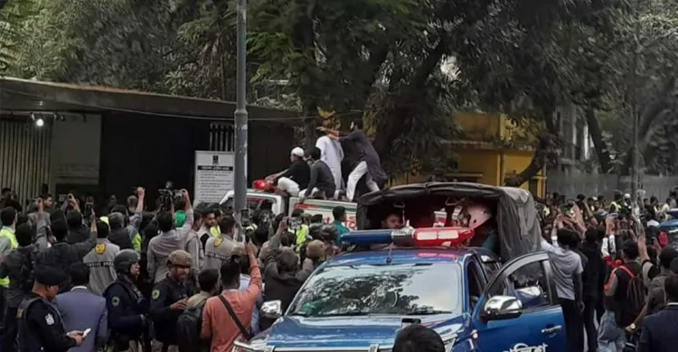 কঠোর নিরাপত্তায় হাদির মরদেহ কবরস্থানে পৌঁছাল