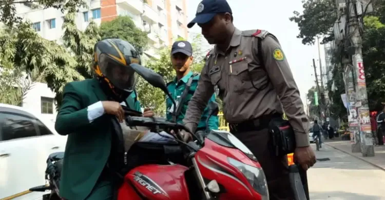 মোড়ে মোড়ে চেকপোস্ট, ডেভিল হান্ট, গানম্যান ও প্রার্থীদের অস্ত্রের লাইসেন্সও কাটছে না আতঙ্ক