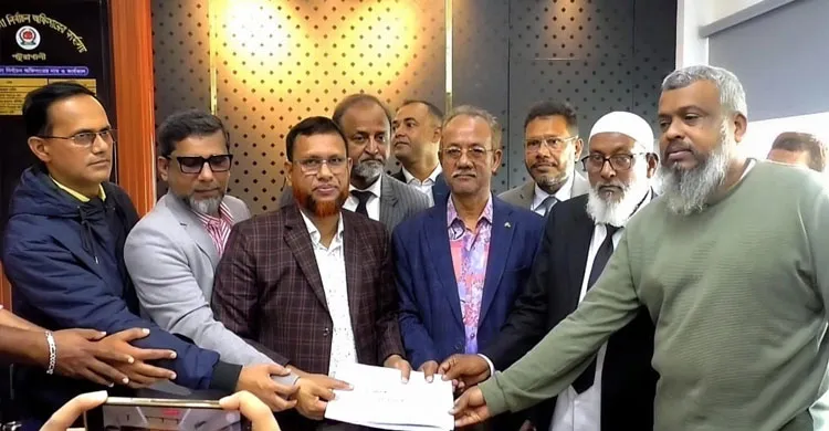 পটুয়াখালীতে বিএনপি ও ইসলামী আন্দোলন প্রার্থীর পক্ষে মনোনয়ন ফরম সংগ্রহ