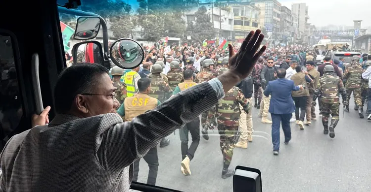 সংবর্ধনা মঞ্চের দিকে এগিয়ে যাচ্ছেন তারেক রহমান