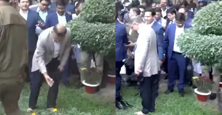 খালি পায়ে দেশের মাটি স্পর্শ করলেন তারেক রহমান