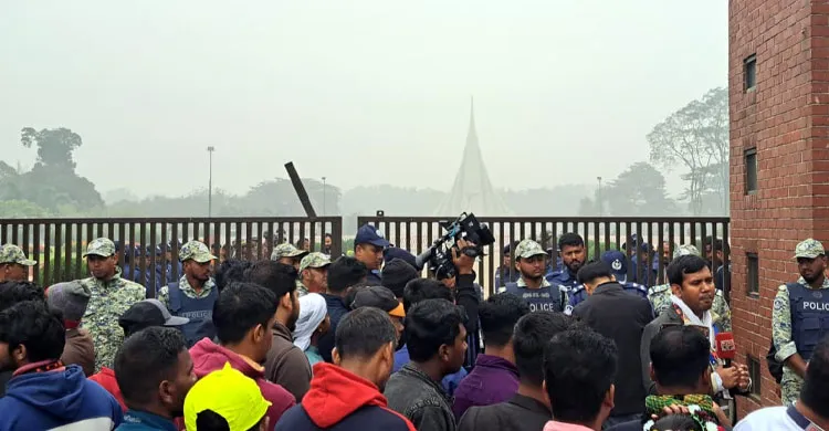 প্রিয় নেতাকে একনজর দেখতে কনকনে শীতে স্মৃতিসৌধে নেতাকর্মীদের ঢল