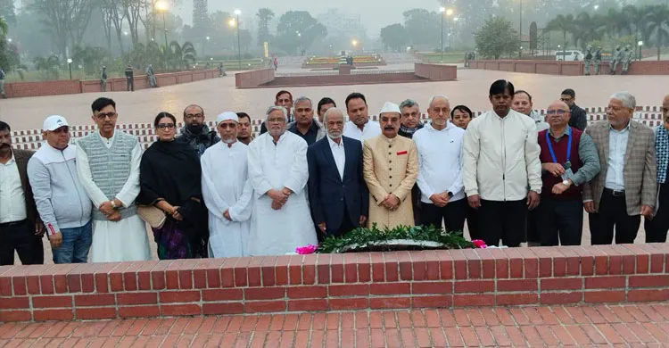 সূর্যাস্তের আগেই তারেক রহমানের পক্ষে স্মৃতিসৌধে বিএনপি নেতাদের শ্রদ্ধা