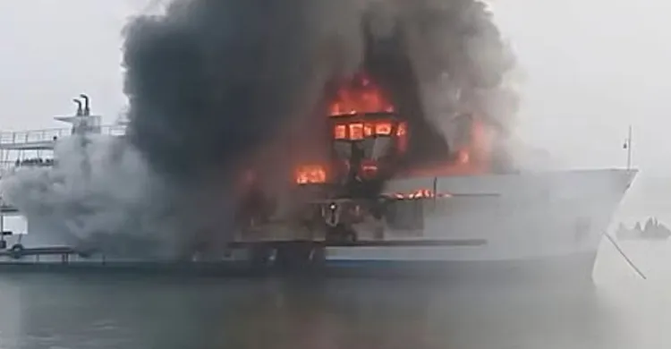 সেন্টমার্টিনে জাহাজে আগুন