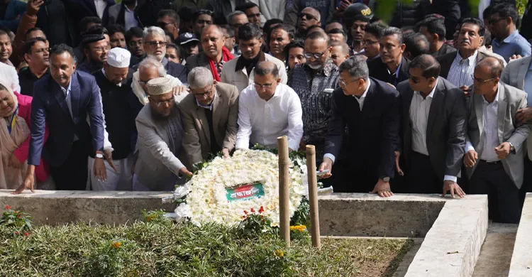 হাদির কবর জিয়ারত করলেন তারেক রহমান, শাহবাগে ছাত্রদলের অবস্থান