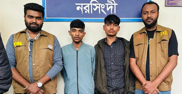 নরসিংদীতে ফেন্সিডিল উদ্ধার, ২ মাদক কারবারি আটক