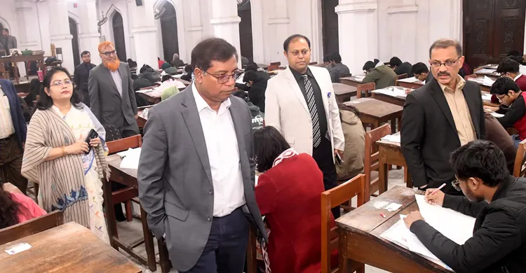 ঢাবি বিজ্ঞান ইউনিটের ভর্তি পরীক্ষা অনুষ্ঠিত, পরীক্ষার্থীদের ভোগান্তি