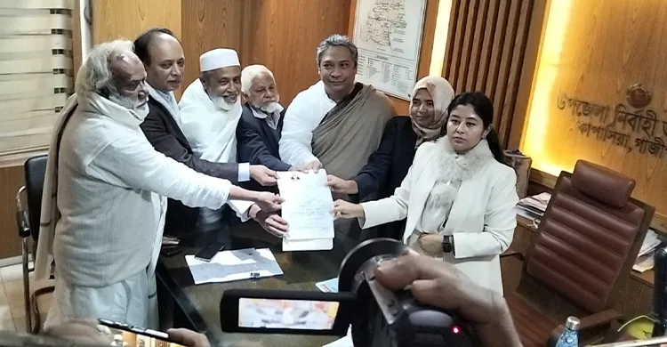 দলীয় নেতৃবৃন্দদের সাথে নিয়ে মনোনয়নপত্র জমা দিয়েছেন শাহ রিয়াজুল হান্নান