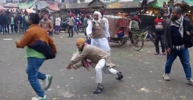 কারওয়ান বাজারে চাঁদাবাজির বিরুদ্ধে মানববন্ধনে, পাল্টাপাল্টি ধাওয়া-সংঘর্ষ