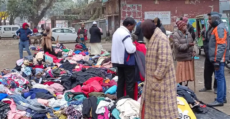 কাশিয়ানীতে ফুটপাতে জমে উঠেছে শীতবস্ত্রের বাজার