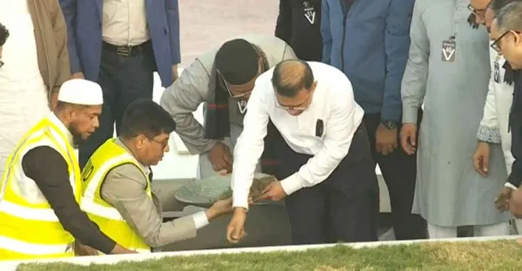 নিজ হাতে মাকে কবরে শায়িত করলেন তারেক রহমান