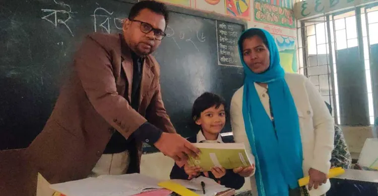 নতুন বইয়ের আনন্দে প্রাথমিক, অপেক্ষায় মাধ্যমিক শিক্ষার্থীরা