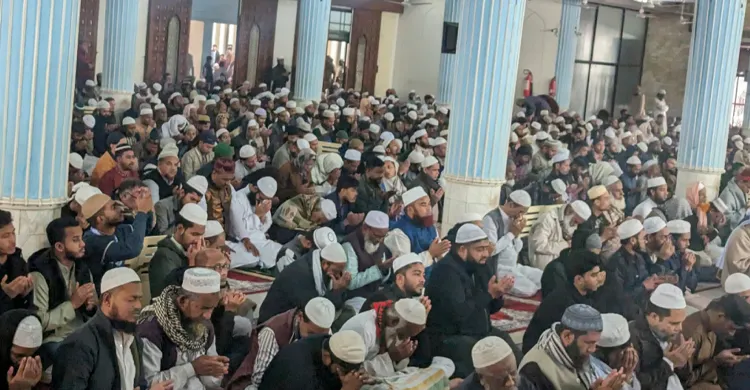 খালেদা জিয়ার মাগফিরাত কামনায় বায়তুল মোকাররমে জুমার নামাজ শেষে বিশেষ দোয়া