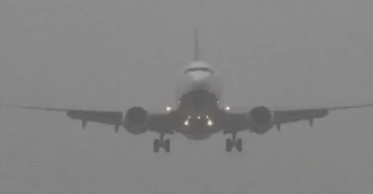 ঘন কুয়াশায় ঢাকায় নামতে পারেনি ৮টি ফ্লাইট