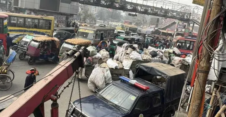 মিরপুরে চাঁদাবাজির অভিযোগে আবর্জনা সংগ্রহকারীদের সড়ক অবরোধ