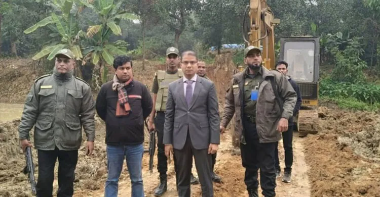 কাপাসিয়ায় ভ্রাম্যমাণ আদালতের অভিযানে অবৈধ বালু উত্তোলনের এক্সকাভেটর জব্দ