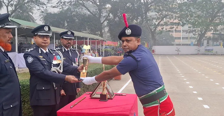 টাঙ্গাইলে পুলিশ ট্রেনিং সেন্টারে ২৩তম ব্যাচের বিভাগীয় ক্যাডেট এসআইদের প্রশিক্ষণ সমাপনী কুচকাওয়াজ অনুষ্ঠিত