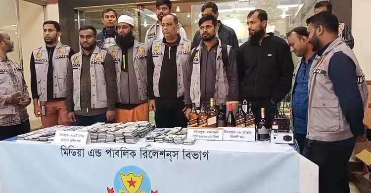 চীনা নাগরিকদের তত্ত্বাবধানে রাজধানীতে অবৈধ আইফোন কারখানা, গ্রেপ্তার ৩