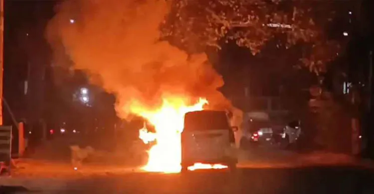 রাজধানীতে চলন্ত মাইক্রোবাসে অগ্নিকাণ্ড, যাত্রীরা নিরাপদে নামতে সক্ষম