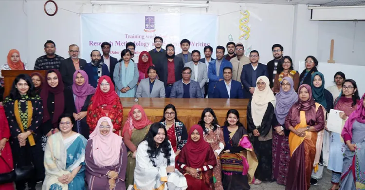 ঢাবির রিসার্চ মেথডলোজি ও সায়েন্টিফিক রাইটিং প্রশিক্ষণের সনদ বিতরণ