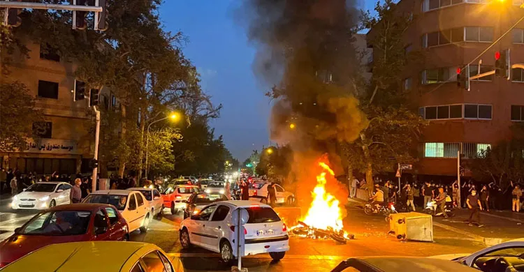 ইরানে বিক্ষোভ দমন অভিযানে হাজারো মানুষের মৃত্যুর আশঙ্কা