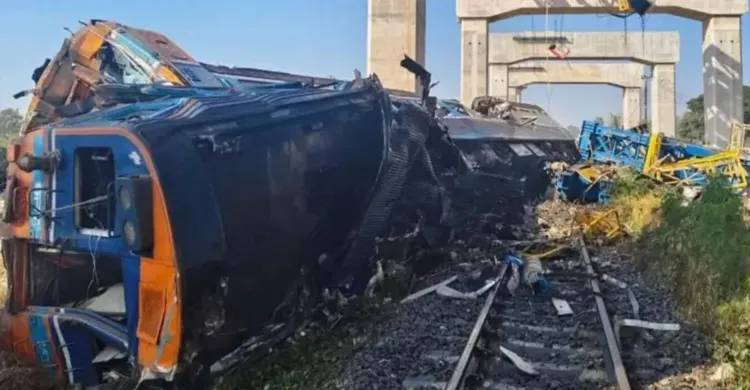 থাইল্যান্ডে যাত্রীবাহী ট্রেনের ওপর ক্রেন ভেঙে পড়ল, নিহত ২২