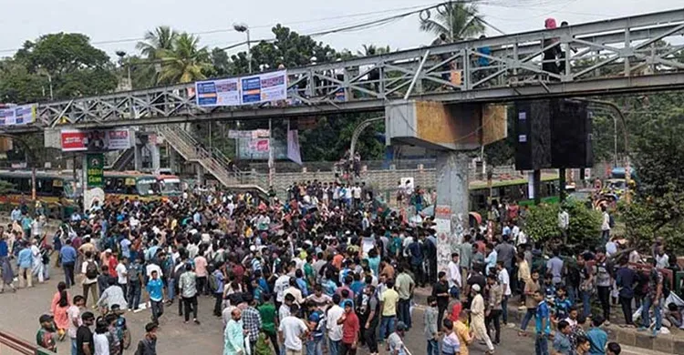 সায়েন্সল্যাবে অবরোধ করেছেন সাত কলেজের শিক্ষার্থীরা, যান চলাচল বন্ধ
