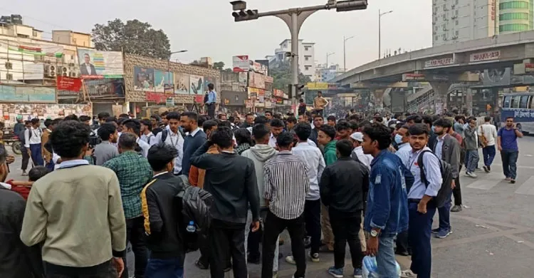 নতুন কর্মসূচির ঘোষণা দিয়ে ফার্মগেট ছাড়লেন শিক্ষার্থীরা